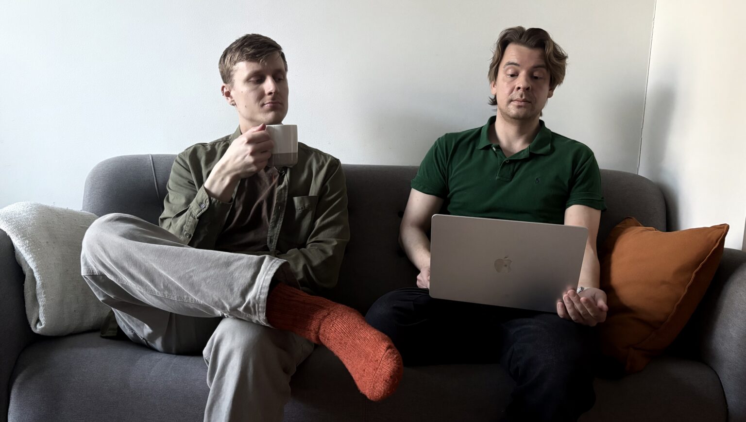 Harrastekartta.fi:n perustajat Alpo ja Antti sohvalla miettimässä kuinka yritys perustetaan