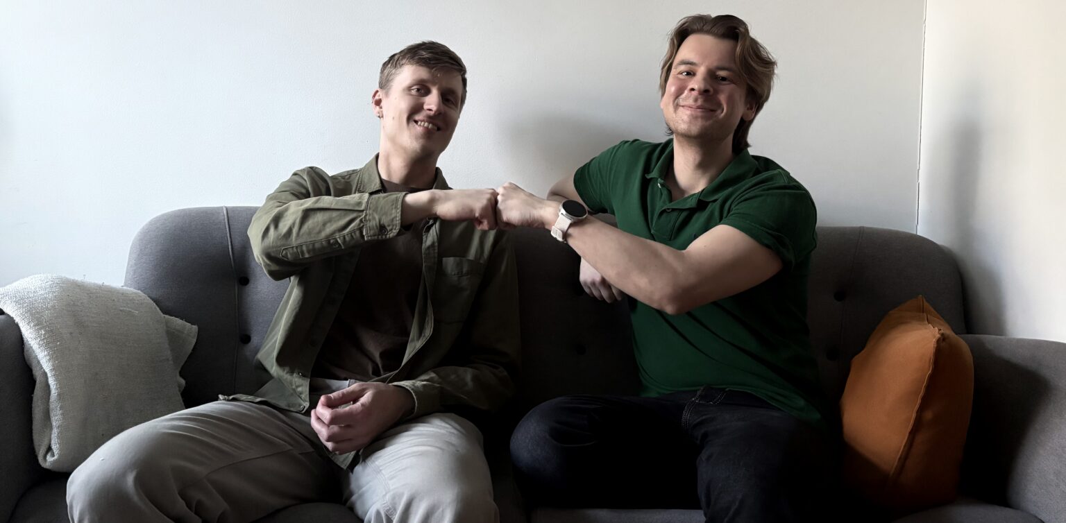 Harrastekartta.fi:n perustajat sohvalla perustamassa sivustoa joka kokoaa kaikki Suomen harrastuksen yhteen